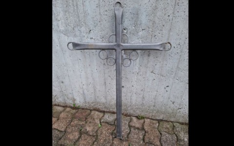 Croce divelta e gettata nel dirupo: vandalismo o sacrilegio?