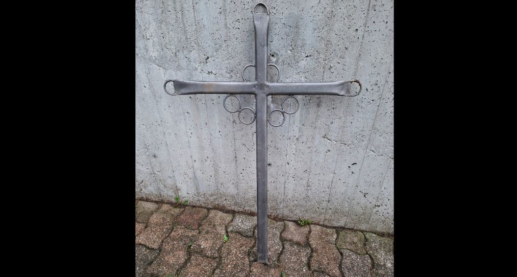 Croce divelta e gettata nel dirupo: vandalismo o sacrilegio?