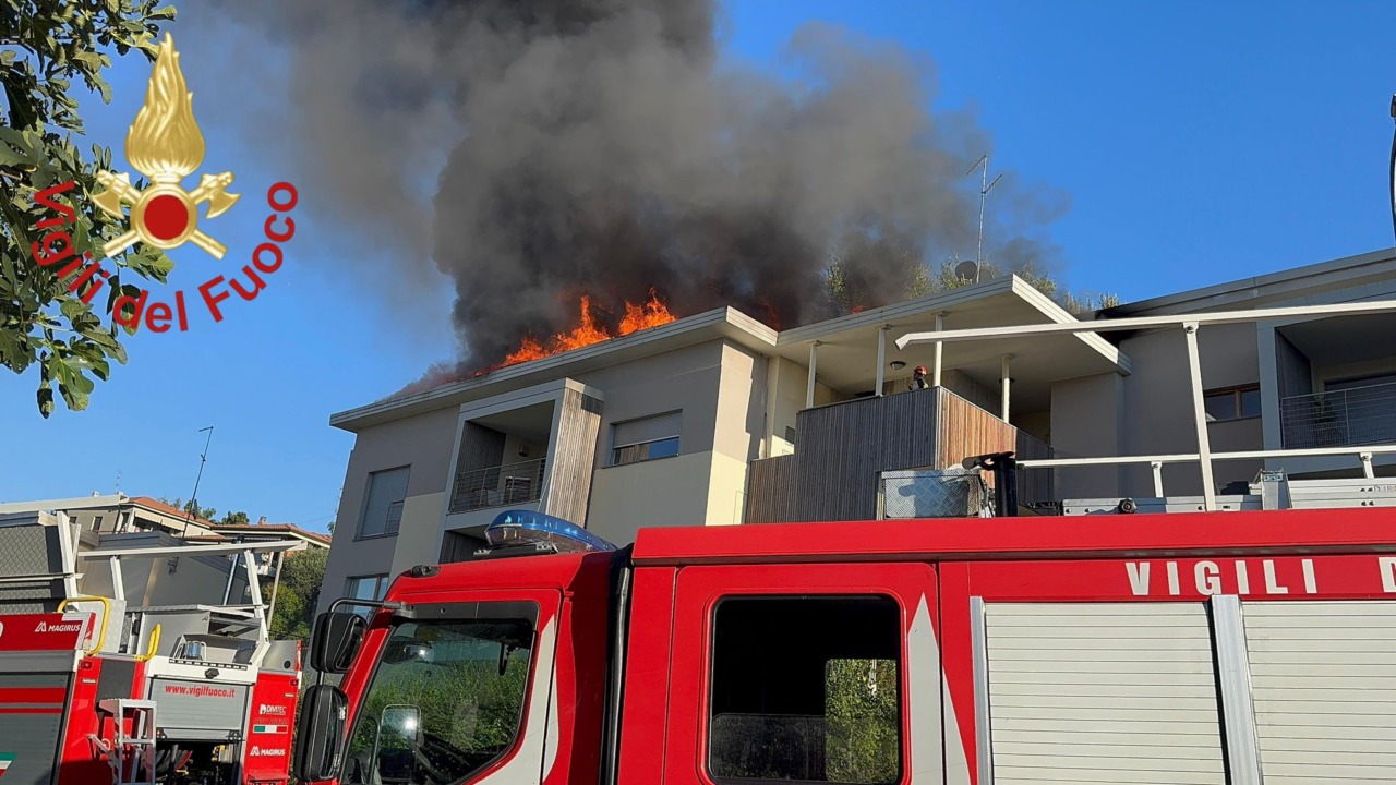 Fiamme sul tetto di un’abitazione a Olgiate Comasco: chiusa via Rosselli