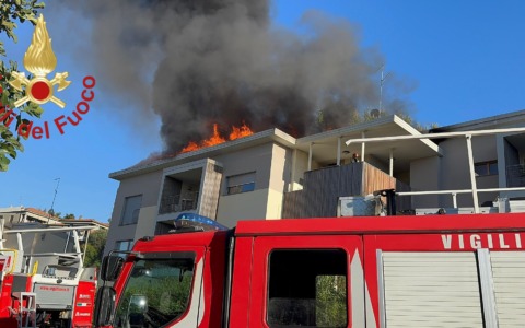 Fiamme sul tetto di un’abitazione a Olgiate Comasco: chiusa via Rosselli