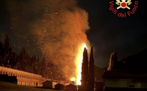Fulmine sui cipressi: incendio al cimitero di San Giovanni