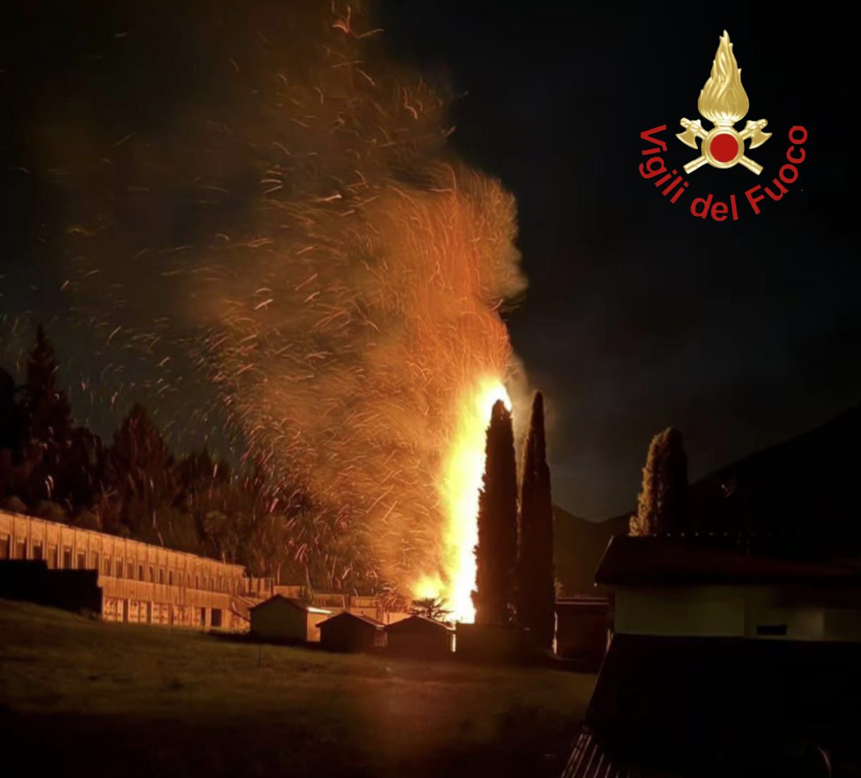 Fulmine sui cipressi: incendio al cimitero di San Giovanni