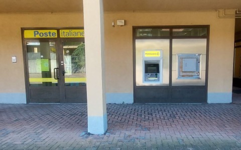 Rapina in ufficio postale: direttore minacciato con una pistola