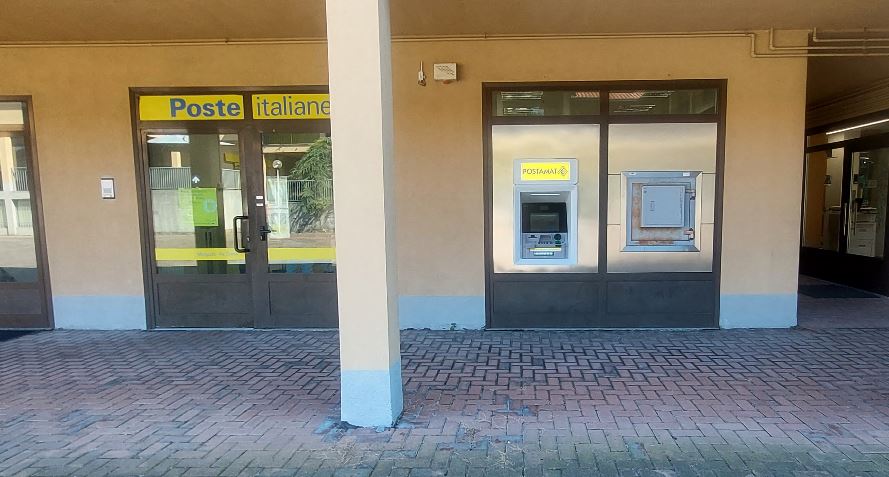 Rapina in ufficio postale: direttore minacciato con una pistola