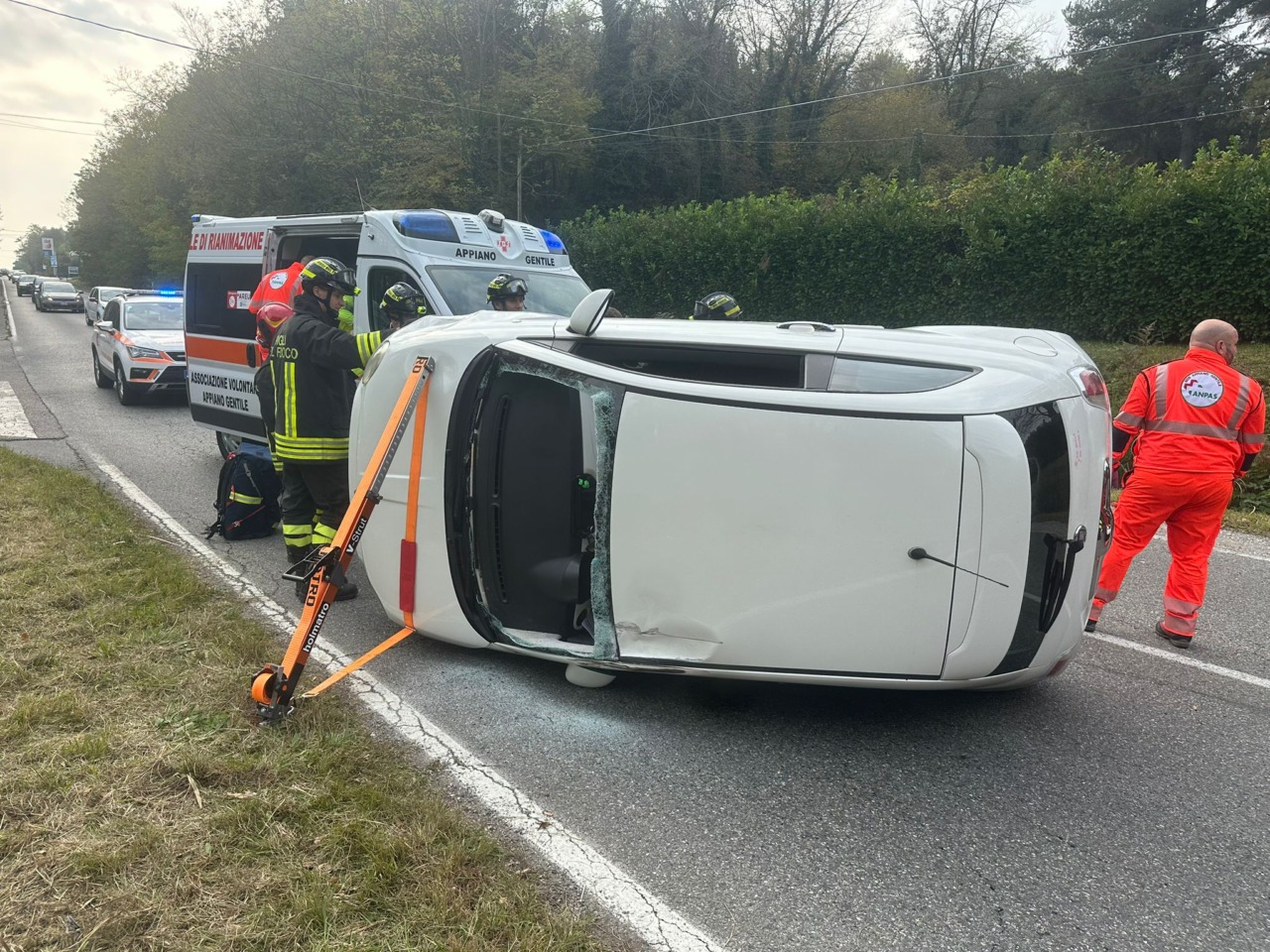 Auto ribaltata sulla Lomazzo-Bizzarone, traffico a senso unico alternato