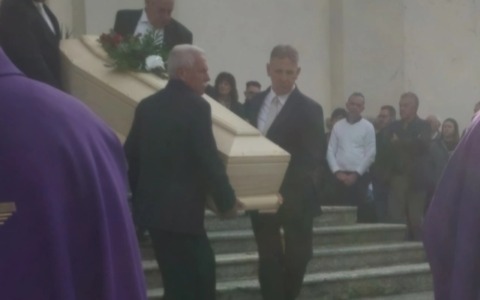 Chiesa gremita ai funerali della professoressa Colombo