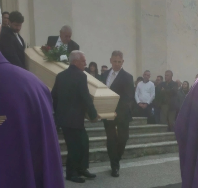 Chiesa gremita ai funerali della professoressa Colombo