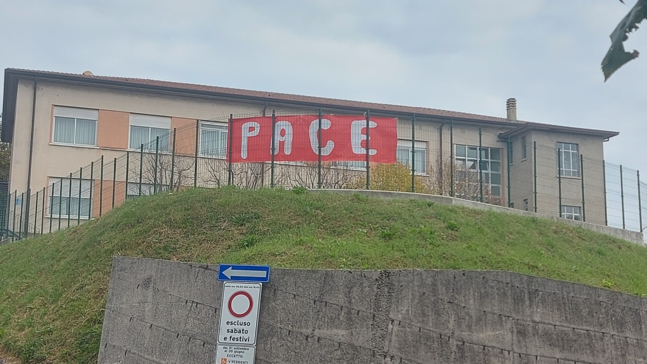 Striscione della “Pace”, parla la dirigente: “Cortocircuito superato”