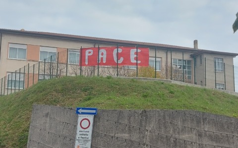 Striscione della “Pace”, parla la dirigente: “Cortocircuito superato”