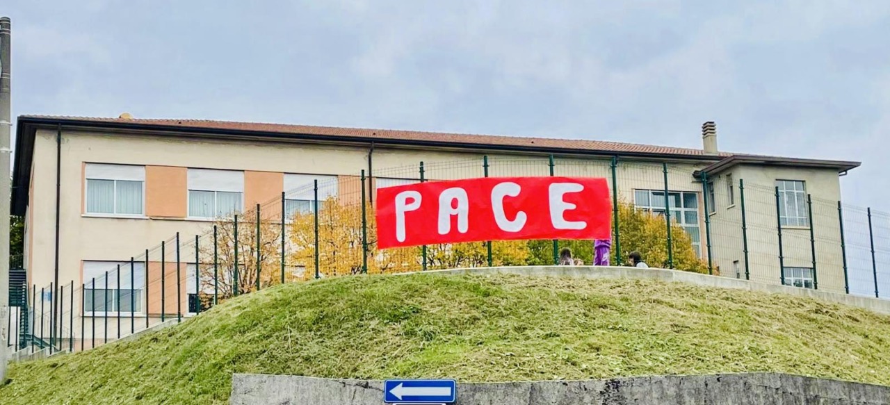 Rimosso dalla recinzione scolastica lo striscione con la scritta “Pace”