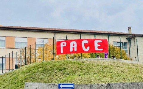 Rimosso dalla recinzione scolastica lo striscione con la scritta “Pace”