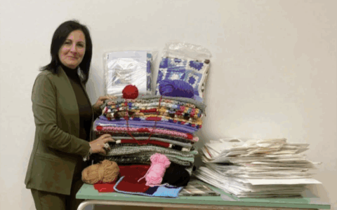 Lavori all’uncinetto a scuola, insieme contro la violenza