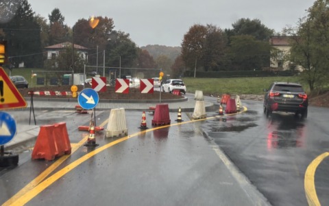 Nuova rotatoria, la sfida vinta del sindaco: “Ora la Lomazzo-Bizzarone è più sicura”