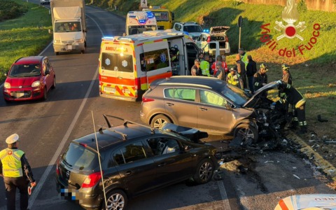 Scontro tra due auto in via Vallassina: soccorse due donne