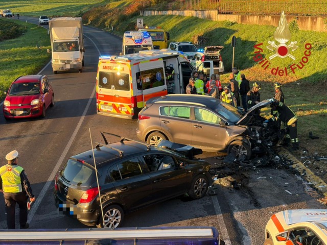 Scontro tra due auto in via Vallassina: soccorse due donne