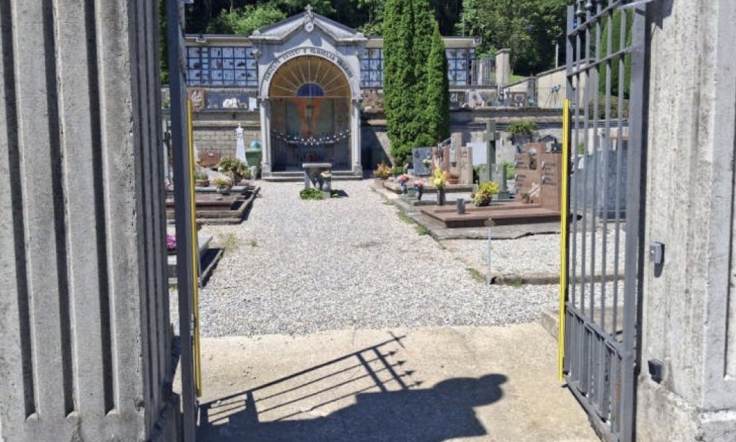 Cimitero rimesso a nuovo, pioggia di opere