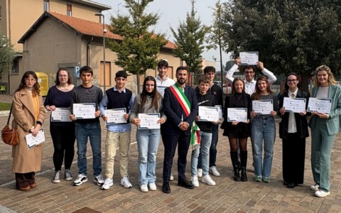 Borse di studio, premio ai giovani meritevoli