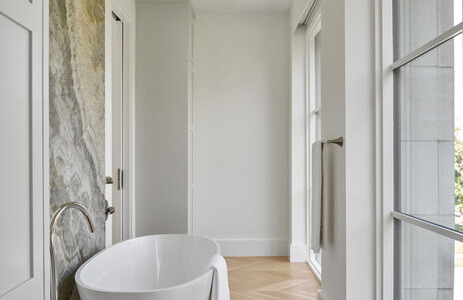 Dal progetto alla posa: perché oggi il parquet in bagno è (finalmente) una buona idea. La proposta di Armony Floor