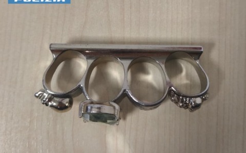 A passeggio con quattro amici e… un tirapugni