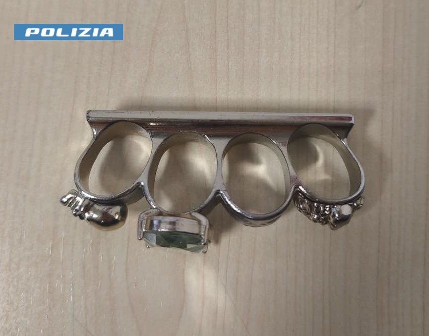 A passeggio con quattro amici e… un tirapugni