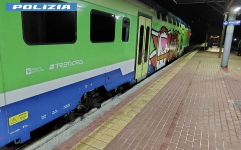 Imbratta un vagone del treno con vernice spray, denunciato