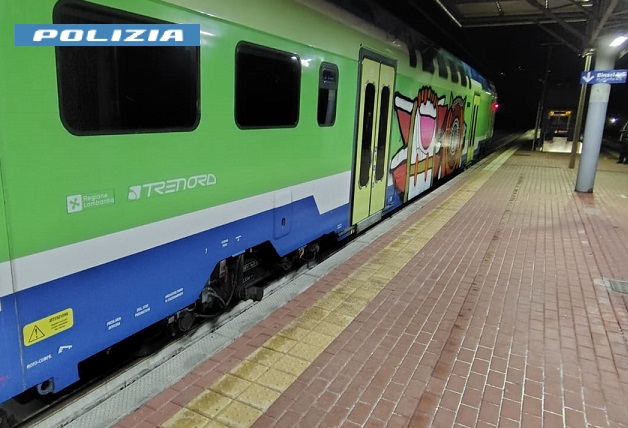 Imbratta un vagone del treno con vernice spray, denunciato