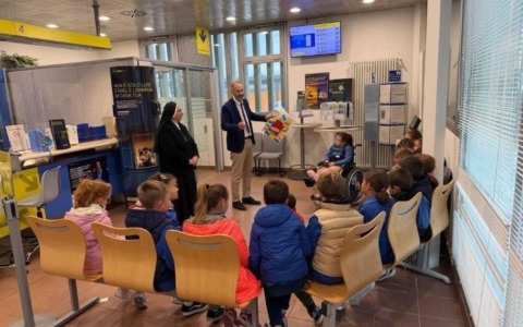 I bambini della primaria all’ufficio postale