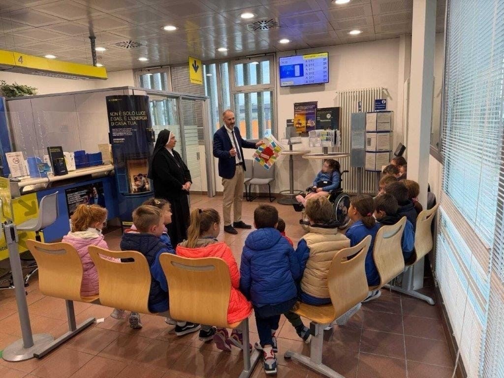 I bambini della primaria all’ufficio postale