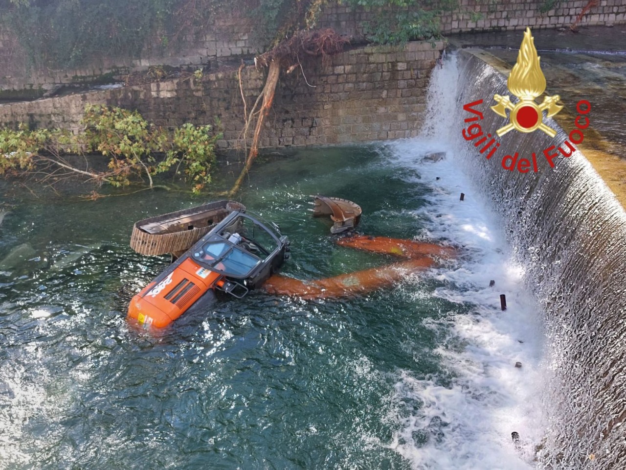 Trattore si ribalta nel Breggia, posa delle barriere di contenimento dei liquidi