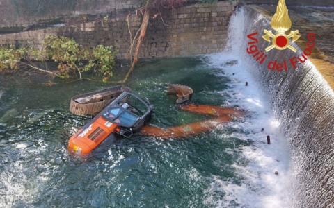 Trattore si ribalta nel Breggia, posa delle barriere di contenimento dei liquidi