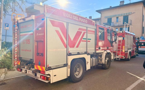 Non riesce ad aprire la porta di casa, Vigili del fuoco a Olgiate Comasco