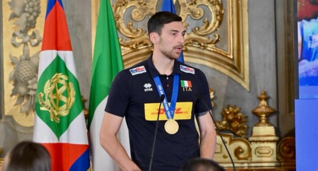 Il campione del mondo Simone Anzani al Quirinale davanti al presidente Mattarella