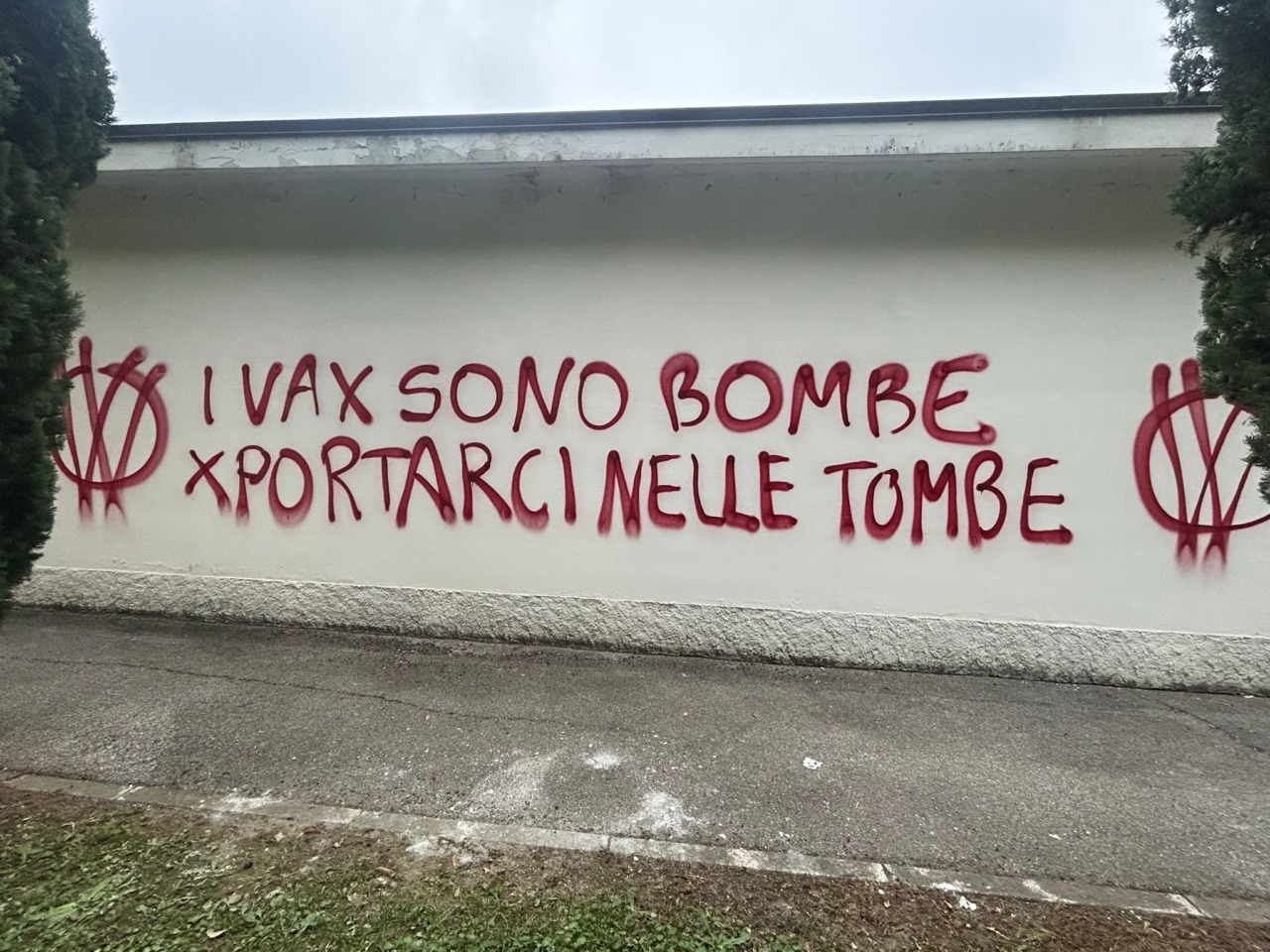 Scritte complottiste e no vax al cimitero