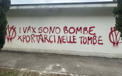 Scritte complottiste e no vax al cimitero