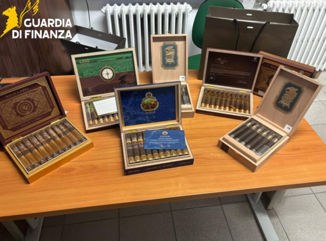 Rientra dalla Svizzera con più di cento sigari: scattato il sequestro per contrabbando
