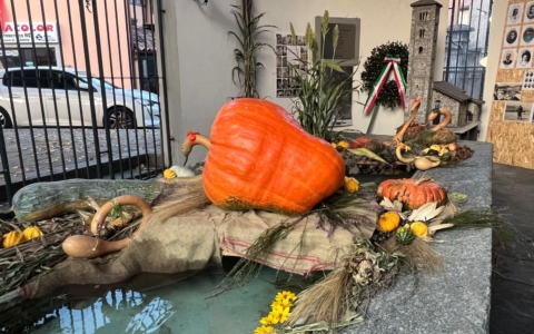 Un allestimento autunnale con zucche e spighe per ricordare le vittime del bombardamento
