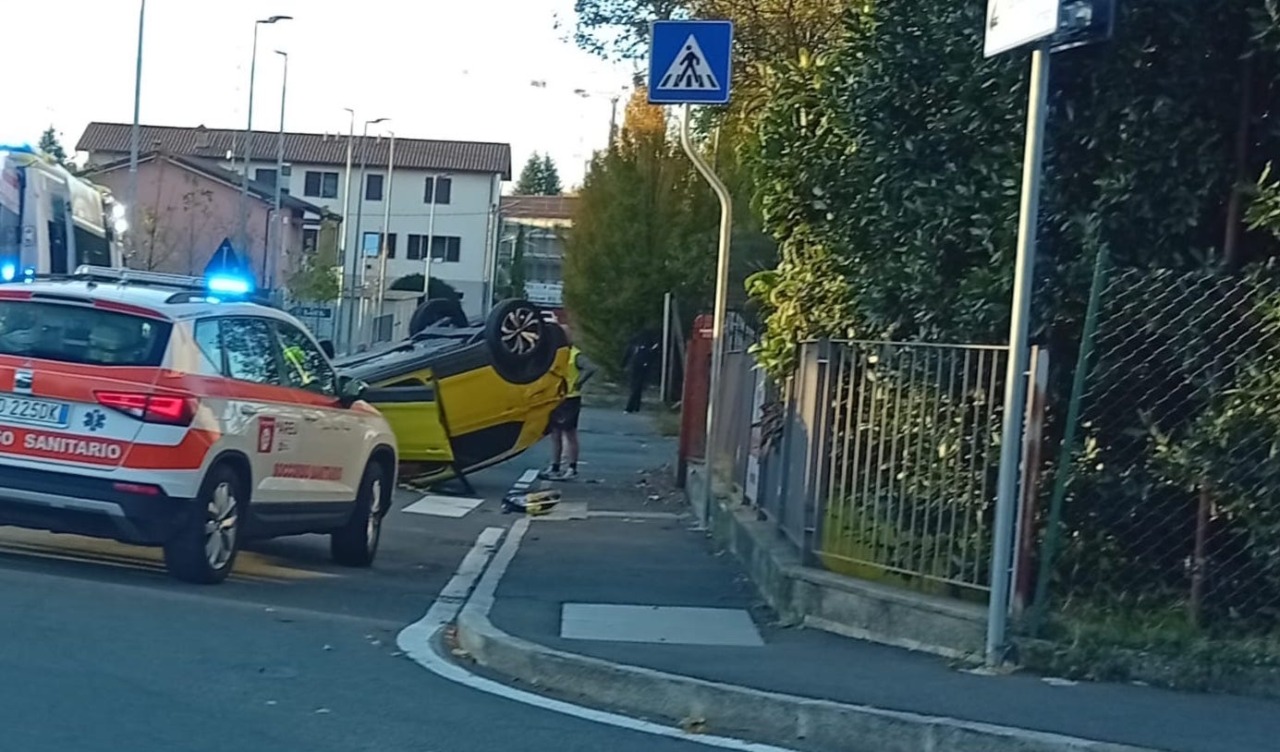 Incidente a Olgiate Comasco: scontro tra auto, una si ribalta