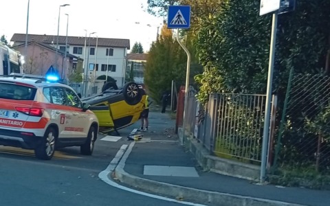 Incidente a Olgiate Comasco: scontro tra auto, una si ribalta