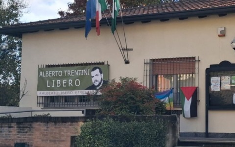 Uno striscione per Alberto Trentini
