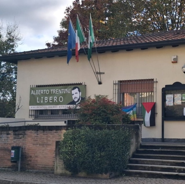 Uno striscione per Alberto Trentini