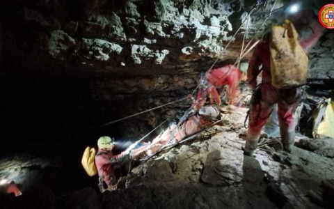 Recupero con sistemi di ultima generazione in grotta: addestramento per 40 tecnici del Cnsas