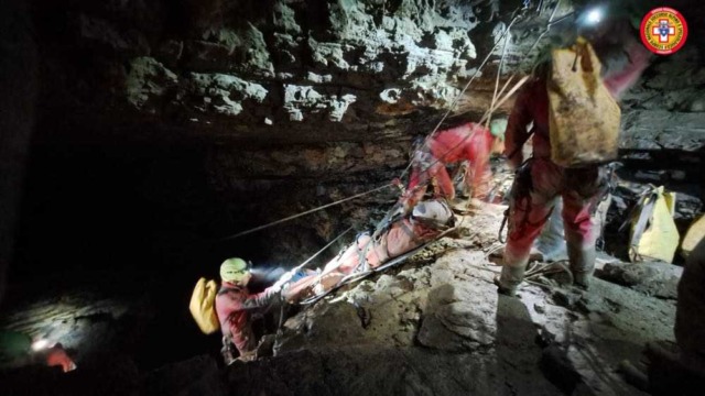 Recupero con sistemi di ultima generazione in grotta: addestramento per 40 tecnici del Cnsas