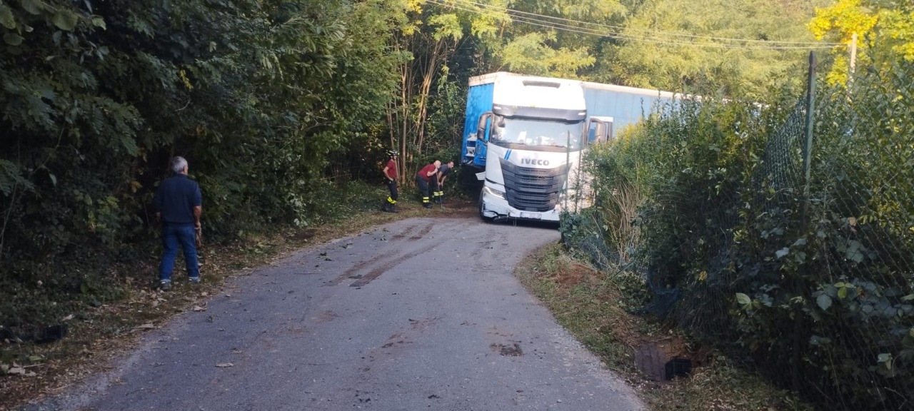Tir incastrato in via Monte Carmelo