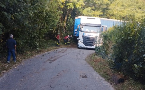 Tir incastrato in via Monte Carmelo
