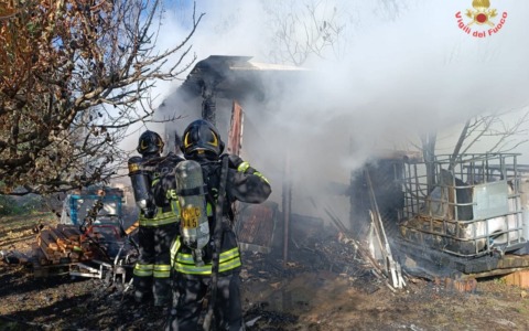 Capanno agricolo in fiamme: sul posto tre squadre di Vigili del fuoco