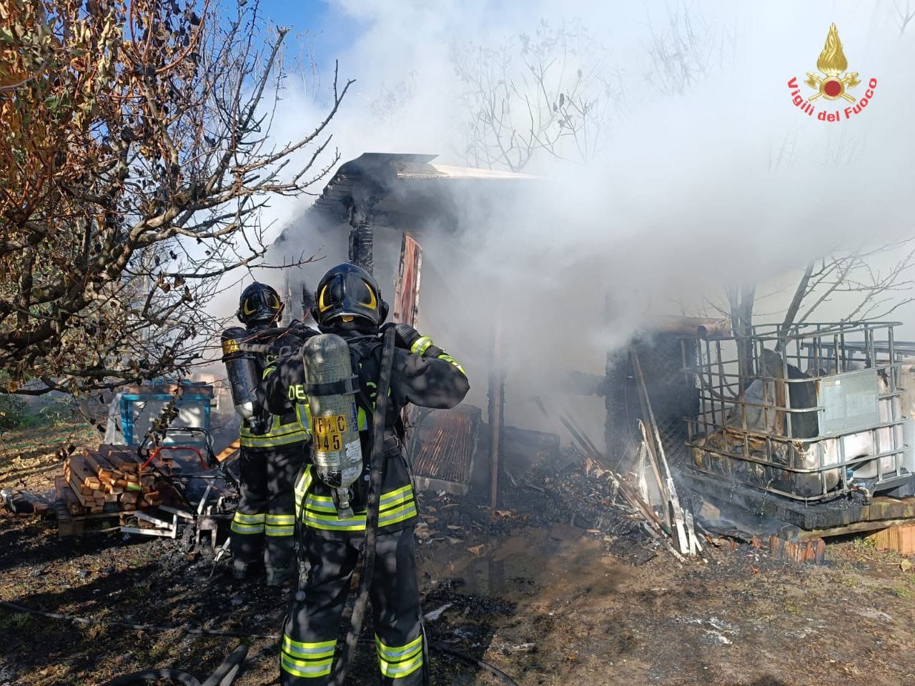 Capanno agricolo in fiamme: sul posto tre squadre di Vigili del fuoco