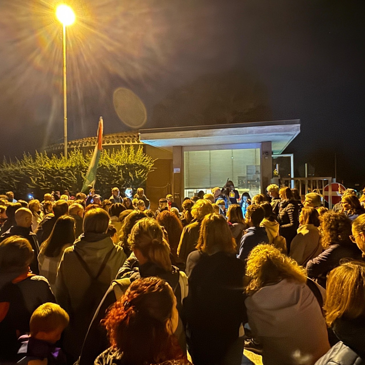 “Luci sulla Palestina: 100 ospedali per Gaza”: oltre 100 persone davanti a La Nostra Famiglia