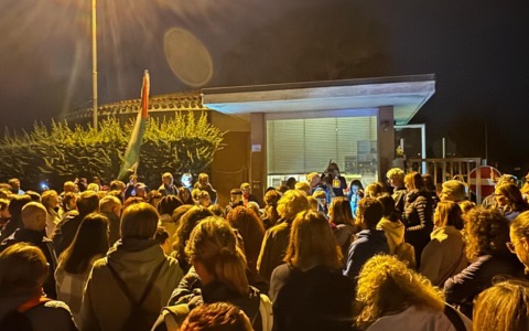 “Luci sulla Palestina: 100 ospedali per Gaza”: oltre 100 persone davanti a La Nostra Famiglia