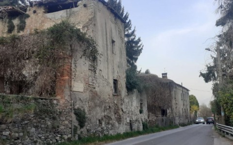 “Salviamo Fabbrica Durini”: via alla raccolta firme per demolire le case fatiscenti