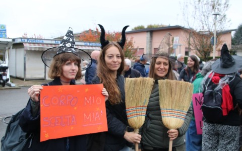 Presidio contro gli antiabortisti fuori dall’ospedale di Cantù